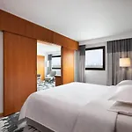 ومركز مؤتمرات شيراتون مطار فندق