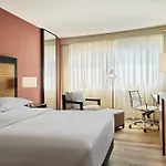 ومركز مؤتمرات شيراتون مطار 4*