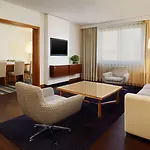 ومركز مؤتمرات شيراتون مطار فندق 4*