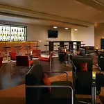 ومركز مؤتمرات شيراتون مطار فندق 4*