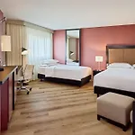 فندق ومركز مؤتمرات شيراتون مطار 4*
