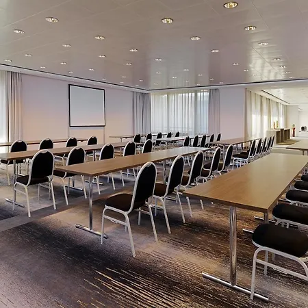فندق ومركز مؤتمرات شيراتون مطار 4*