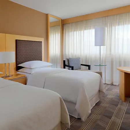 ومركز مؤتمرات شيراتون مطار فندق 4*